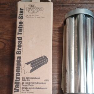 The Pampered Chef Metallic Bread Tube Star and Flower Shapes